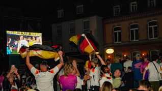 Partystimmung auf dem Sindelfinger Wettbachplatz beim 2:0-Sieg von Deutschland gegen Dänemark.