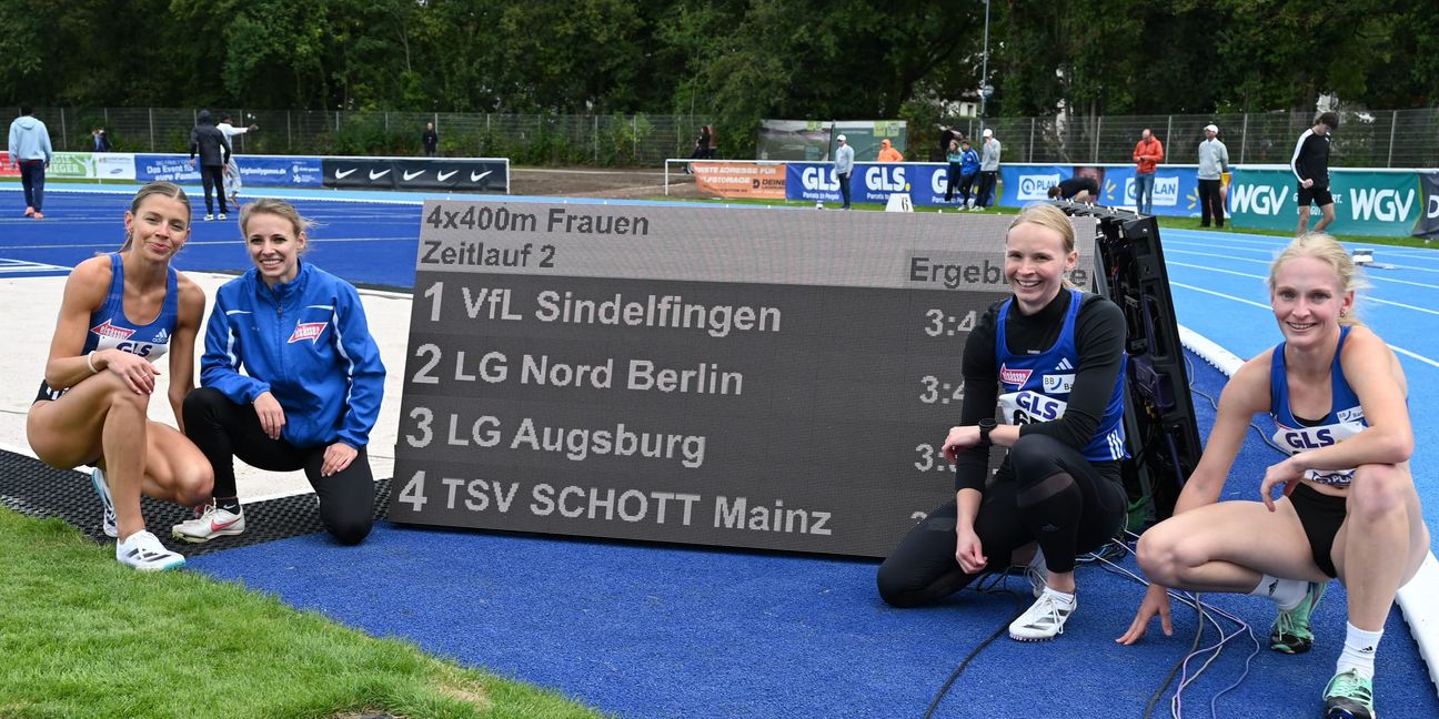 Die Deutschen 4x400-m-Meisterinnen präsentieren ihr Ergebnis auf der Anzeigentafel (von links): Lisa Hartmann, Melanie Böhm, Jessica-Bianca Wessolly und Luisa Herrfurth.