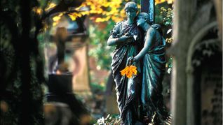 Grabskulptur auf dem Alten Südfriedhof in München.