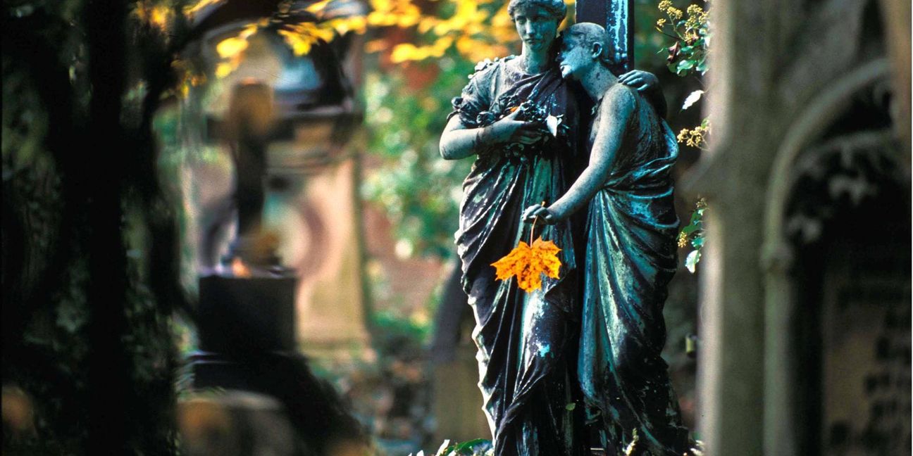 Grabskulptur auf dem Alten Südfriedhof in München.