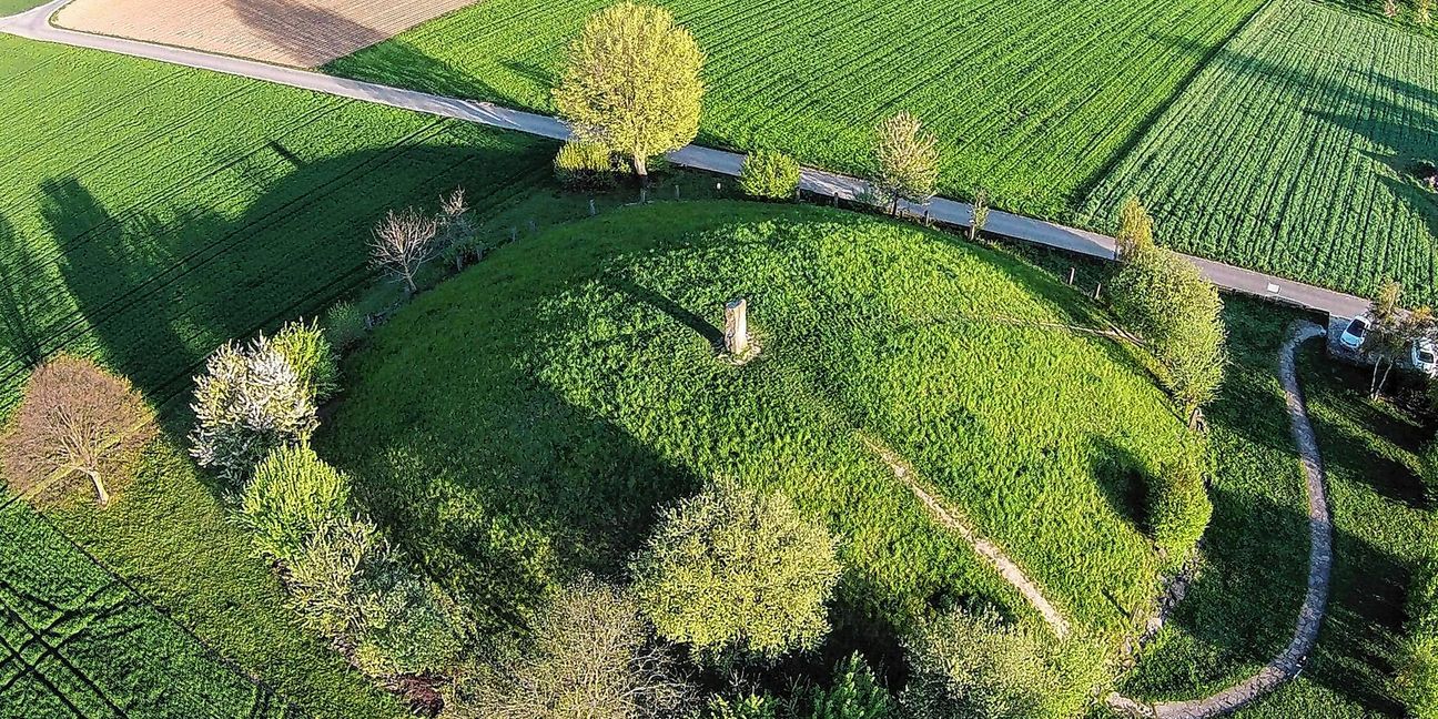 Rekonstruierter Grabhügel aus keltischer Zeit im baden-württembergischen Hochdorf.