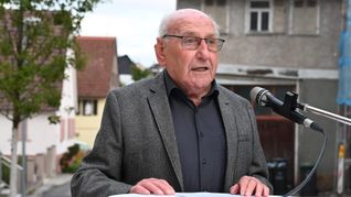 Der 92-jährige Helmut Kienle berichtete vor dem Heimatmuseum, wie er als Zwölfjähriger den Bombenhagel in Magstadt erlebt und überlebt hat.