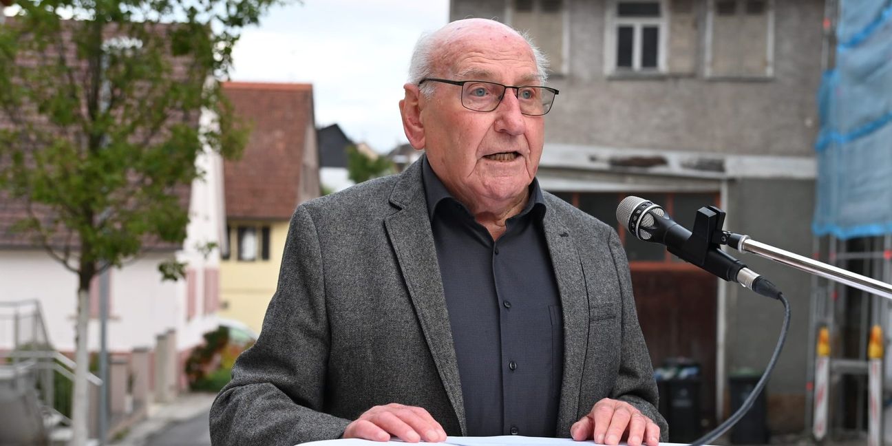 Der 92-jährige Helmut Kienle berichtete vor dem Heimatmuseum, wie er als Zwölfjähriger den Bombenhagel in Magstadt erlebt und überlebt hat.