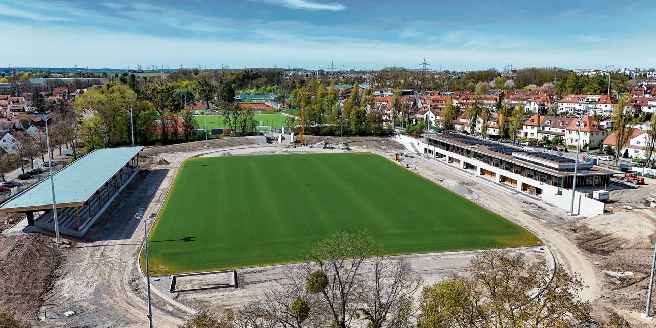 Das Floschenstadion aus der Vogelperspektive. Noch fehlt die blaue Rundbahn um das Spielfeld. Bilder: Dettenmeyer