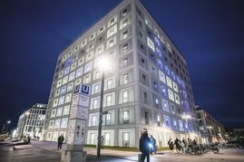 Bei der Beleuchtung von Straßen, Wegen und Plätzen setzt die Stadt auf LED-Technik – hier die Stadtbücherei.
