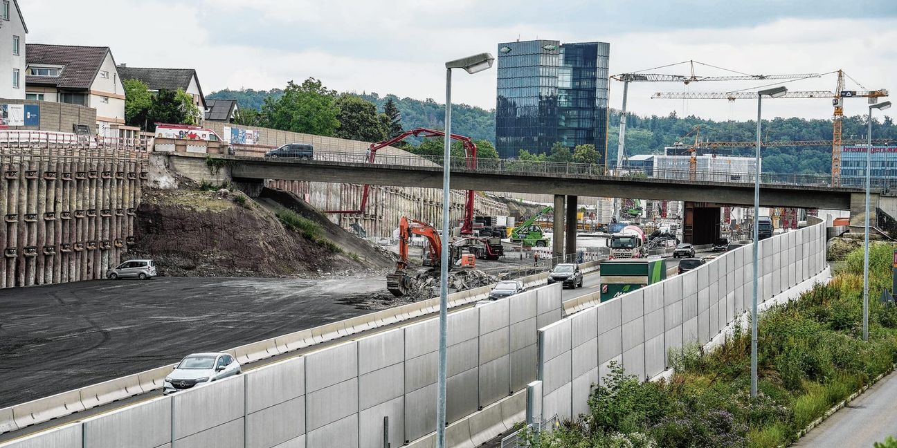 Abgerissen wird der Teil der Brücke, der über die Autobahn führt.