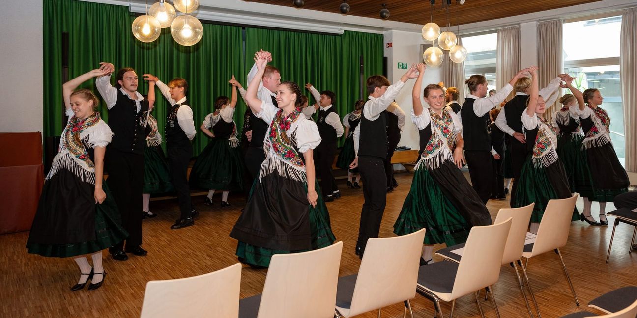 Die Donauschwäbiche Tanzgruppe aus Cleveland beim Besuch im Sindelfinger Haus der Donauschwaben. Bild: Privat