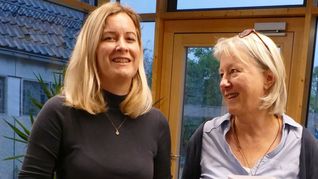 Annette Falch (links) mit Beate Faust bei der Schlüsselübergabe im Stadtteil-Treff Viehweide.