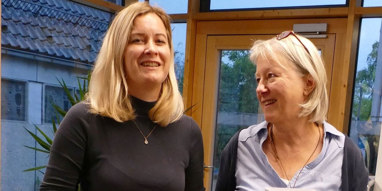 Annette Falch (links) mit Beate Faust bei der Schlüsselübergabe im Stadtteil-Treff Viehweide.