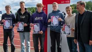 Die erfolgreichen Tennis-Junioren Stefan Werner, Leonard Langer, Mathis Traub, Lars Dannecker, Manuel Prestel und Maximillan Rapp (nicht auf dem Bild) wurden beim Ehrungsvormittag ausgezeichnet. Bild: Nüßle