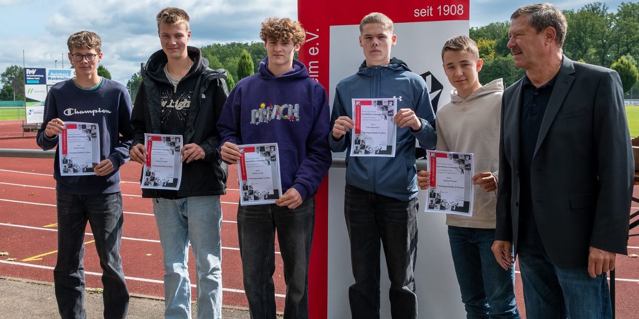 Die erfolgreichen Tennis-Junioren Stefan Werner, Leonard Langer, Mathis Traub, Lars Dannecker, Manuel Prestel und Maximillan Rapp (nicht auf dem Bild) wurden beim Ehrungsvormittag ausgezeichnet. Bild: Nüßle