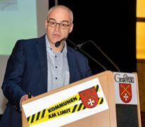 Grafenaus Bürgermeister Martin Thüringer aus Grafenau ruft am bundesweiten Aktionstag „Kommunen am Limit“ dringend zum Handeln von Bund und Land auf.
