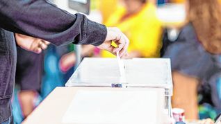 Zettelwirtschaft in den Wahllokalen.