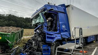 Der Fahrer dieses Lastwagens kam zum Glück nur mit leichten Verletzungen davon, obwohl das Führerhaus des LKW  total zerstört ist. Bild: SDMG/Dettenmeyer