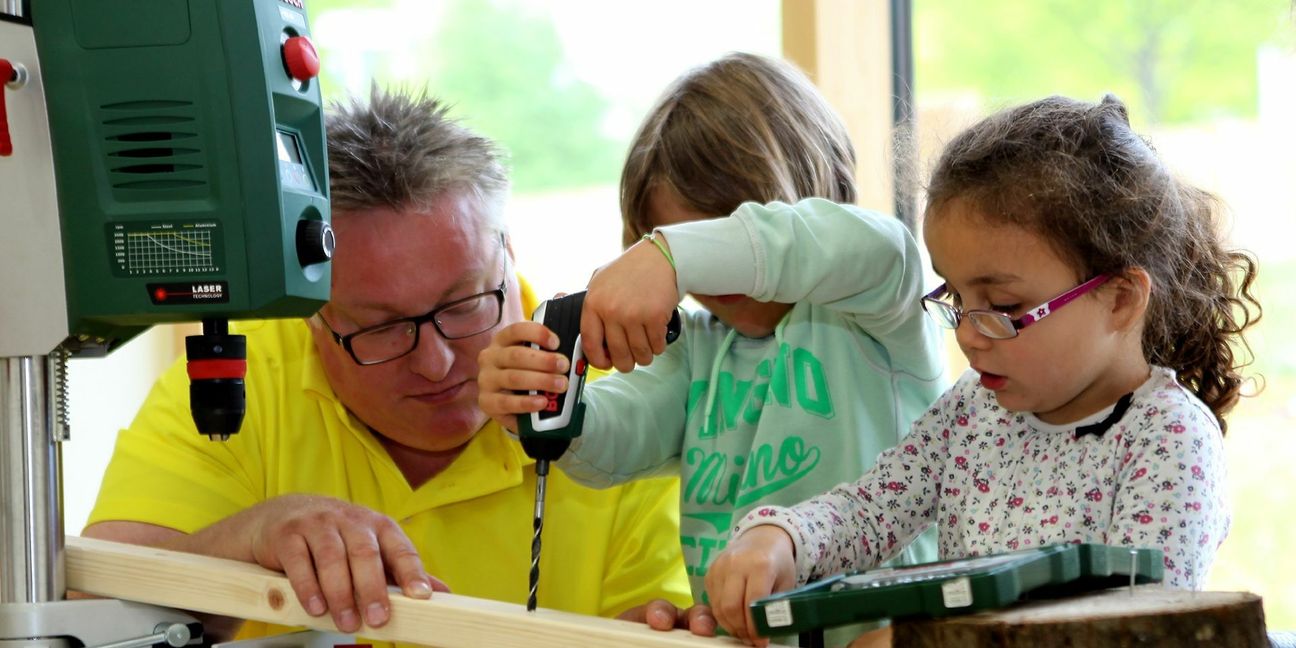 Auch Menschen mit handwerklicher Ausbildung können ihr Wissen in den Kitaalltag einbringen.
 Foto: Konzept-e