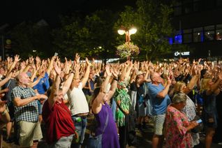 Voller Marktplatz bei "Sindelfingen rockt" und den Hits von Roxette.