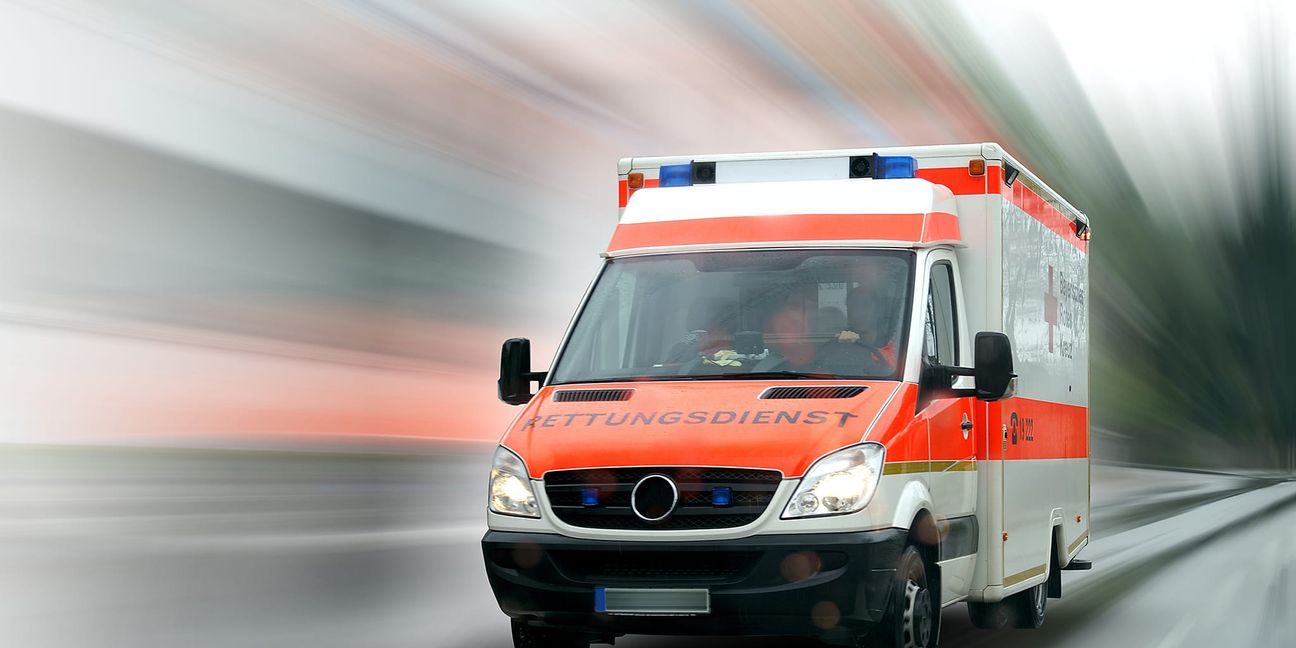 Der 44-jährige Radfahrer würde mit dem Rettungswagen ins Krankenhaus gebracht.