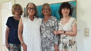 Vier Künstlerinnen und Kunsthandwerkerinnen zeigen in der Holzgerlinger Burg Kalteneck Malerei, Skulpturen und Schmuck: Iris Abt aus Tübingen, Irmgard Meyer aus Sindelfingen, Irene Oehmke aus Dagersheim und Rita Olma aus Holzgerlingen. Nochmals am Samstag, 7. September und Sonntag, 8. September jeweils von 11 bis 17 Uhr. Auf unserem Foto (von links): Irmgard Meyer, Irene Oehmke, Iris Abt, Rita Olma.