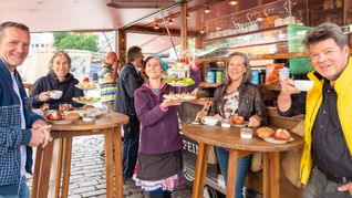 Volker Jaksch, Sabine Single und Heike und Dieter Seyboth, serviert von Carmen Döffinger starten mit einem Frühstück in den Markttag.