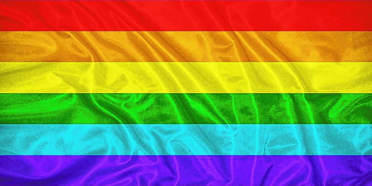Die originale Pride-Flagge mit 8 Farben: Pink und Türkis wurden aus produktionstechnischen Gründen aus dem Original-Design entfernt, werden heutzutage aber teilweise wieder verwendet.