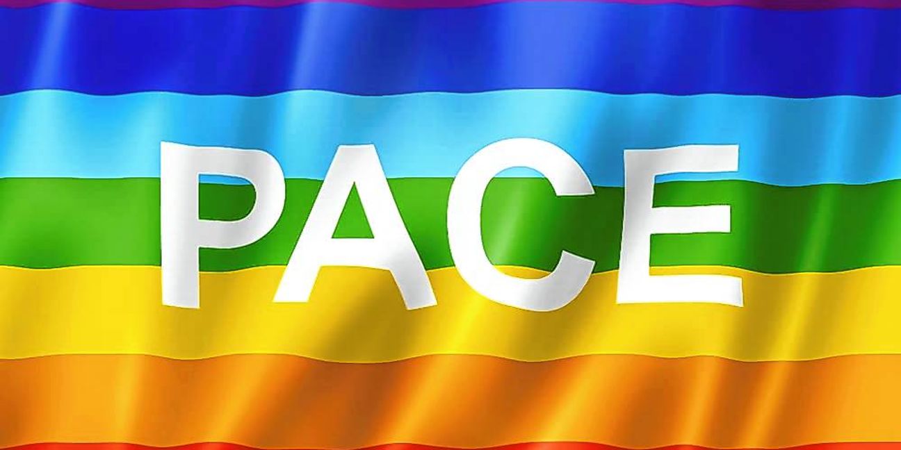 Die Pace- bzw. Friedensflagge nutzt die gleichen Regenbogenfarben, aber in umgekehrter Reihenfolge. Sie ist seit den 1960er Jahren ein Symbol für den Frieden.