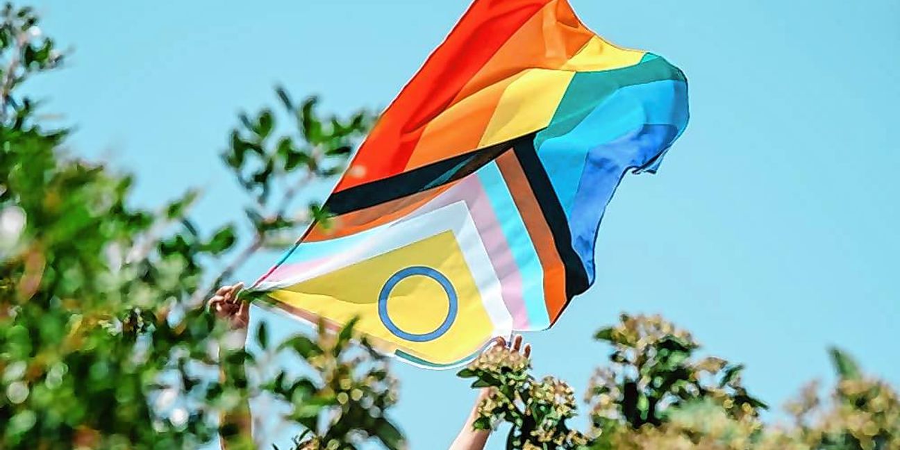 Eine moderne Version der Pride-Flagge ist diese "Inter Inclusive Pride Flag", die durch ihre Farben auch People of Colour, trans und intersexuelle Menschen einschließt.