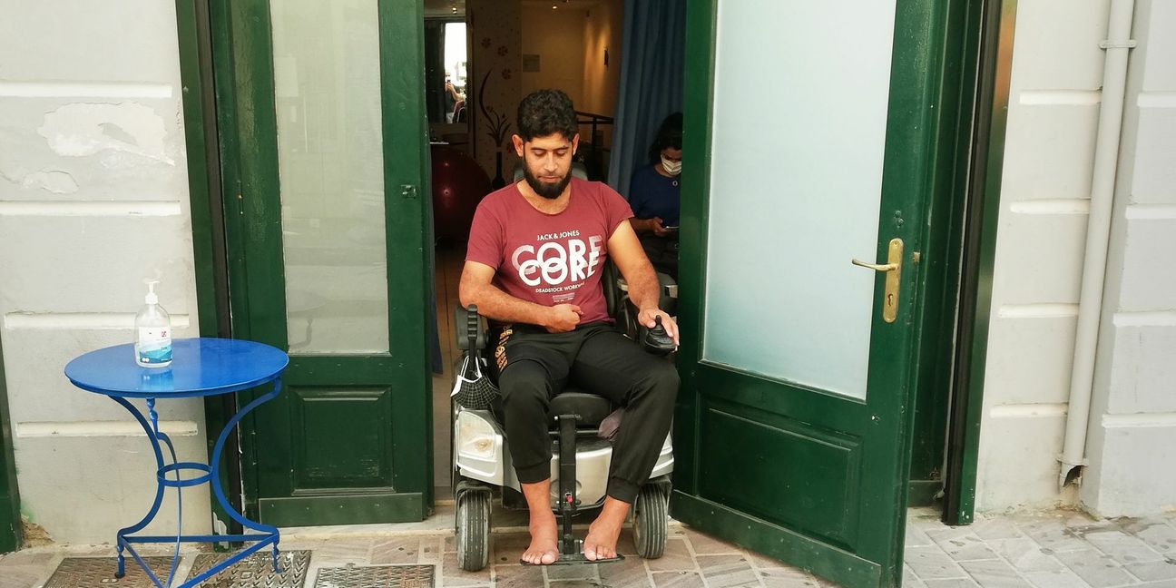 Der 33-jährige Syrer Khaled Alafaat kann nur mit der Hilfe seiner Familie Dusche und Toilette benutzen, sein elektrischer Rollstuhl ist im Lager am Strand nutzlos.
 Foto: Rehman