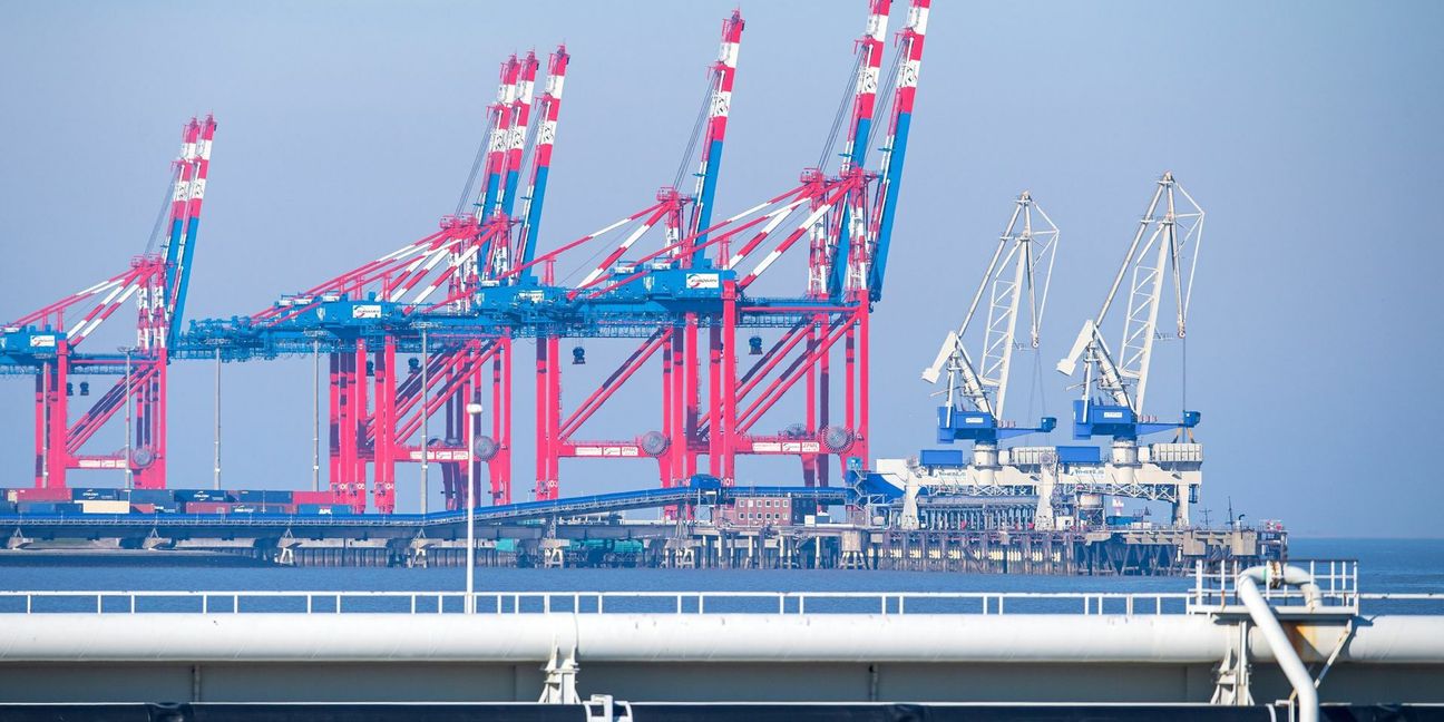 Der Jade-Weser-Port in Wilhelmshaven mit den Rohren der Tankerlöschbrücke im Vordergrund.