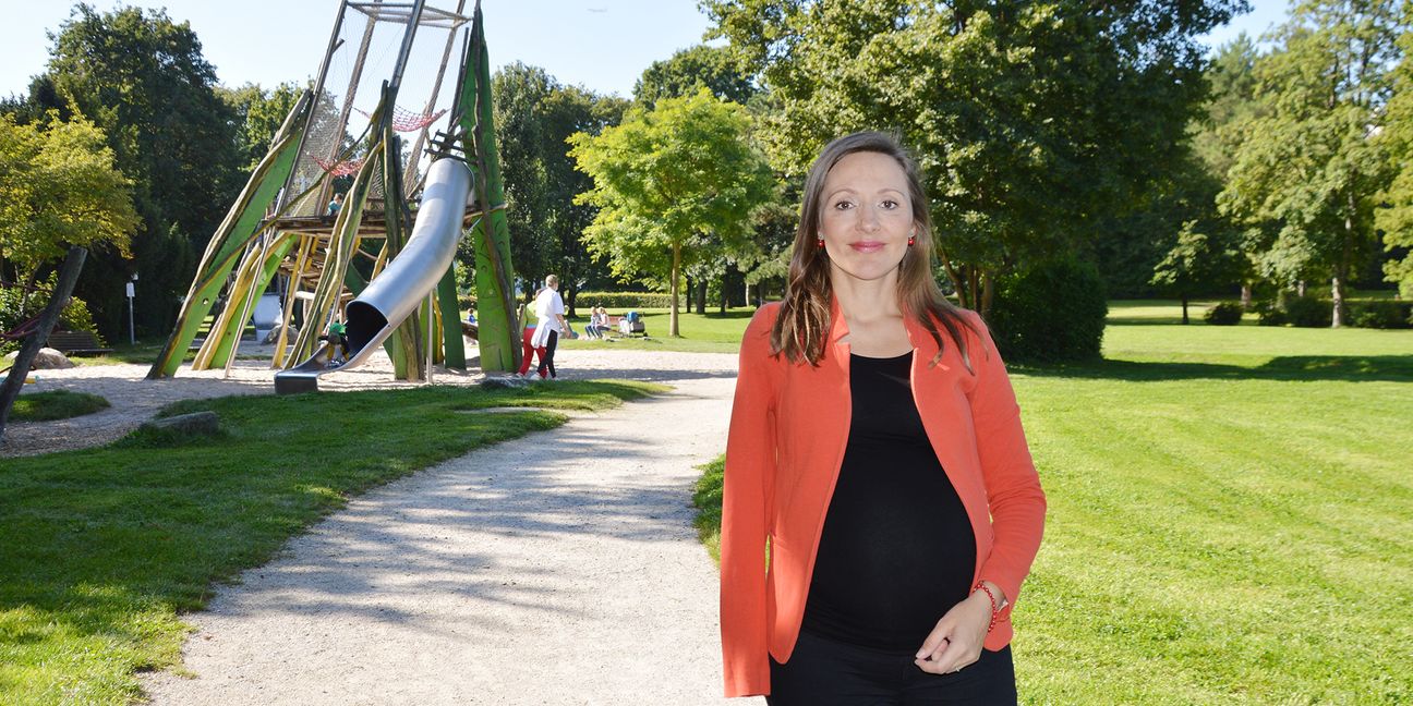 Der Spielplatz am Oberen See in Böblingen ist ein vertrauter Platz für Jasmina Hostert. Viele Stunden hat sie dort mit ihrer Tochter verbracht, Kontakte zu anderen Müttern und Väter geknüpft. Als Bundestagsabgeordnete möchte sie sich besonders für soziale Gerechtigkeit für Kinder einsetzen. Bild: Groß