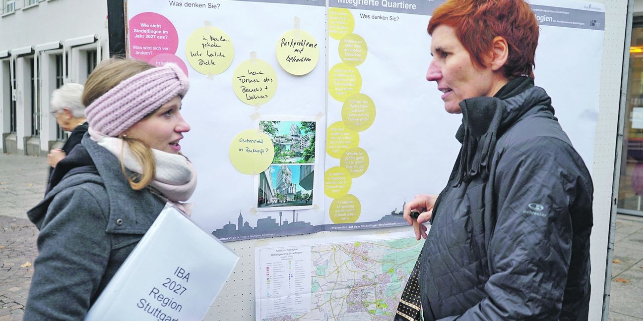 Die städtische IBA-Beauftragte Julia Wälder (links) und Baubürgermeisterin Dr. Corinna Clemens schauen sich Vorschläge von Bürgern zu einem städtischen IBA-Projekt an.  Bild: Heiden