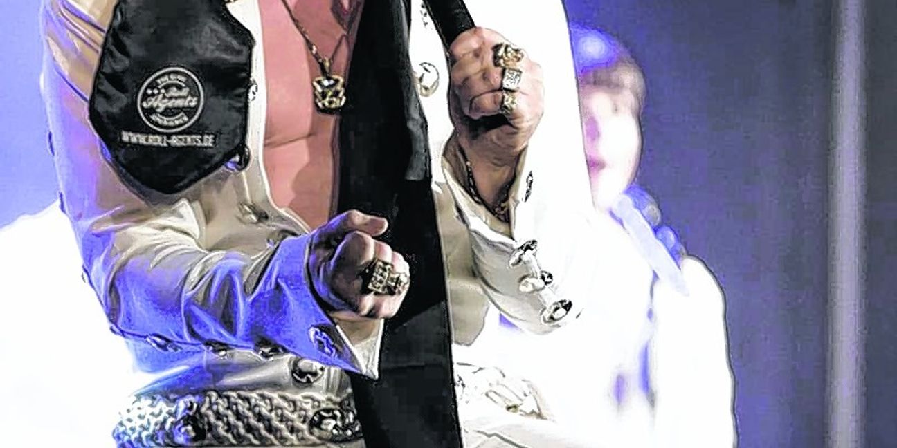 Auf der Bühne ist er in seinem Element: Elvis-Imitator Nils Strassburg. Bild: Dominic Pencz