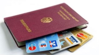 Die Girocard mit dem Maestro- oder Vpay-Zeichen ist überall in Europa einsetzbar. Trotzdem sollten Urlauber  auf Nummer sicher gehen und noch eine Kreditkarte mitnehmen.