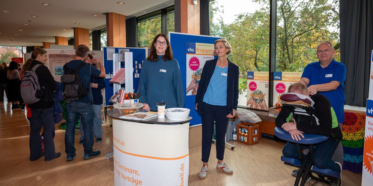 Karin Groß und Andrea Laufer-Newcomb informierten am Stand der VHS ,während Heinz Wegner für eine kleine Auszeit mittels Massage sorgte.