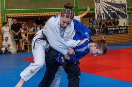 Einen Sieg und eine Niederlage – so sah die Bilanz für die VfL-Bundesligistin Laura Krutsch (blauer Judogi) in der Begegnung mit der SG Eltmann aus.