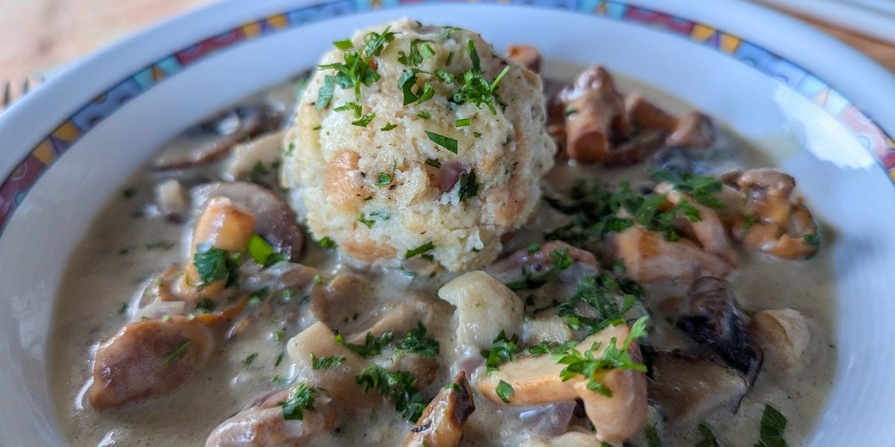 Ein einfaches vegetarisches Gericht ist der Semmelknödel mit Pilzsoße.