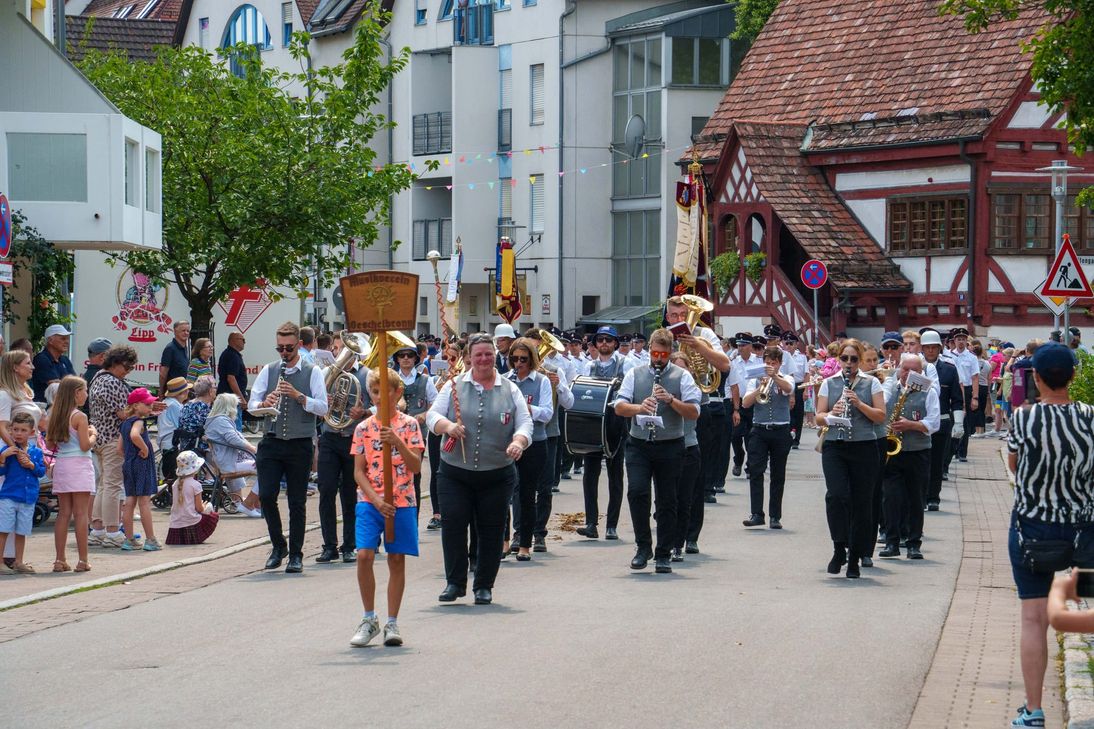 Der große Festumzug mit Musikkapellen, historischen Fahrzeugen und Feuerwehren aus nah und fern bildete am Sonntag einen der Höhepunkte des Jubiläumswochenendes der Freiwilligen Feuerwehr Maichingen.