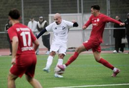 Yasin Kaplan (Mitte) und die Landesliga-Reserve des VfL kamen nicht über ein 2:2 gegen Vaichingen II hinaus.