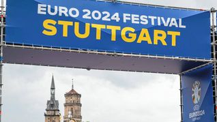 Auf dem Schlossplatz in Stuttgart werden am Wochenende Tausende Fans erwartet.