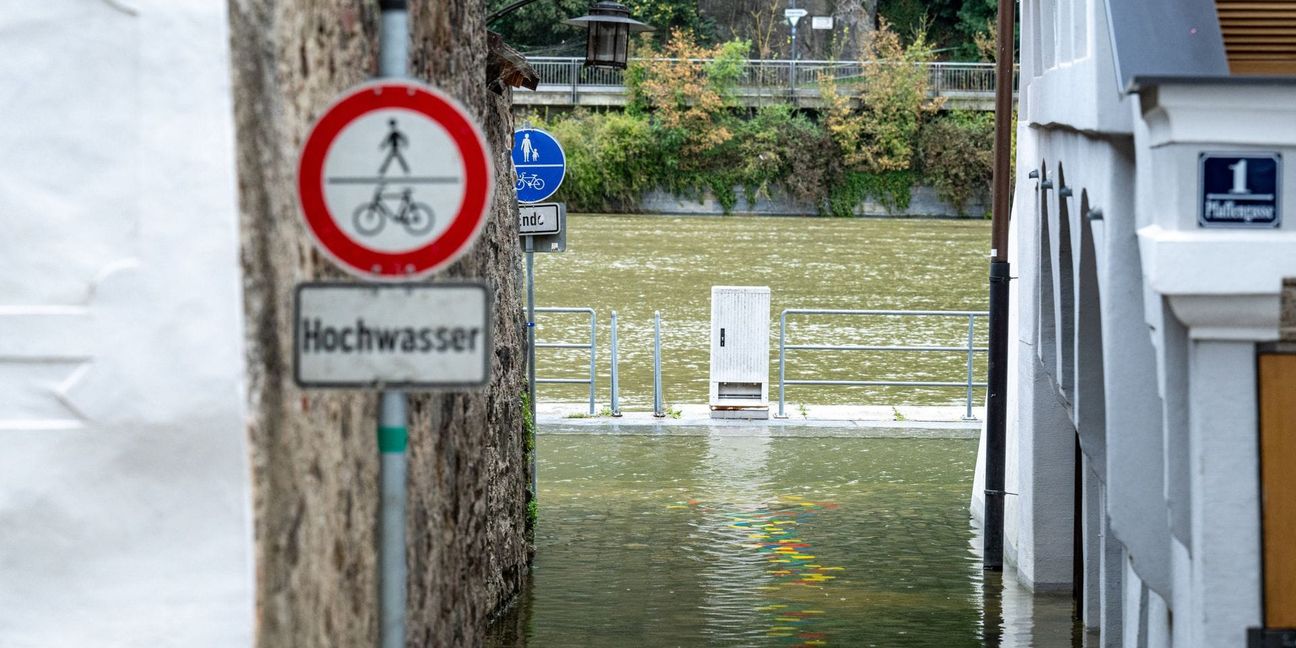 Im bayerischen Passau ist eine Uferpromenade entlang der Donau überflutet.