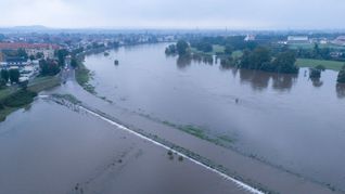 Drohnenaufnahmen zeigen, wie die Elbe in Dresden über die Ufer tritt.