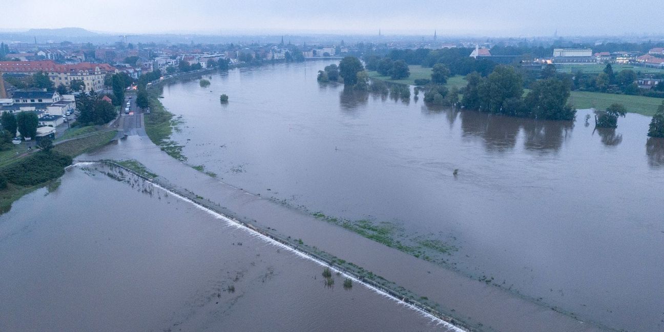 Drohnenaufnahmen zeigen, wie die Elbe in Dresden über die Ufer tritt.