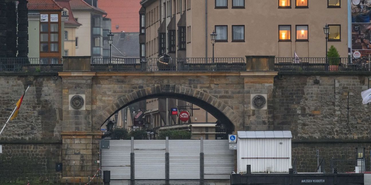 In Dresden ist  die Münzgasse am Terrassenufer bereits mit Spundwänden abgeschottet worden.