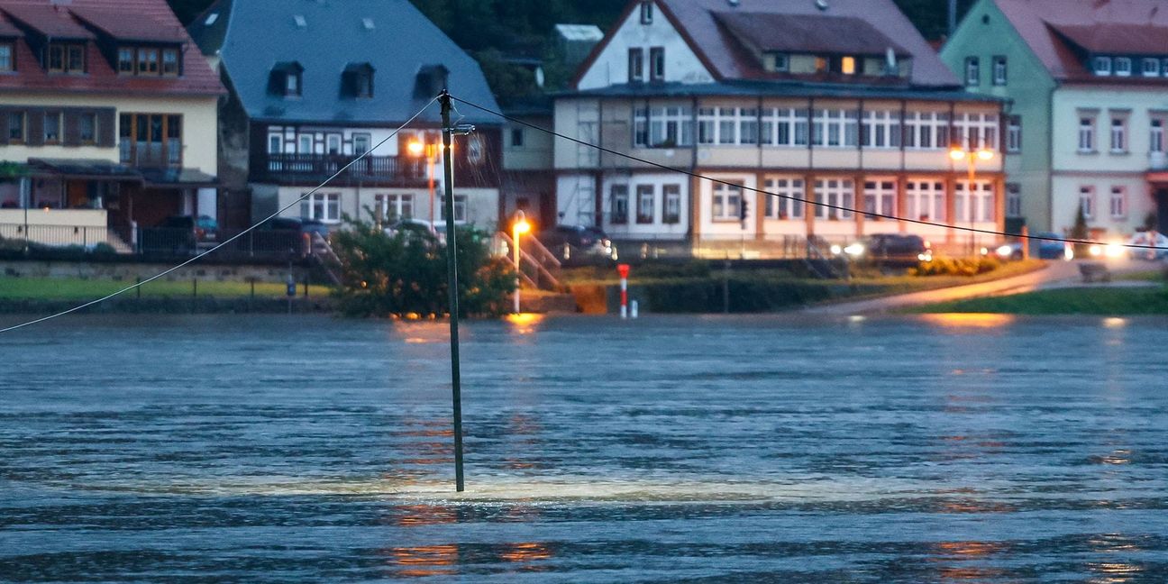 Eine Straßenlaterne ragt aus der Elbe: Das Technische Hilfswerk bereitet sich in Sachsen auf Hochwasser vor.