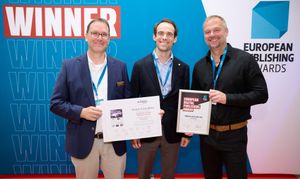 Redaktionsleiter Tim Schweiker, Verleger Dr. Christian Röhm und Chefreporter Jürgen Wegner (von links) freuen sich über die asuzeichnugnen für die SZ/BZ.