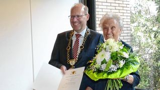 Sindelfingens Oberbürgermeister Dr. Bernd Vöhringer übergibt Ursula Kächele die Landesehrennadel samt Urkunde und Blumenstrauß. Bild: Lück