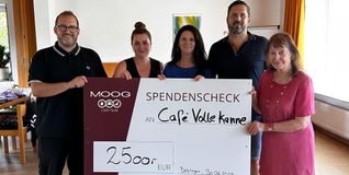 Von links: Frank Wonneberg (Firma Moog), Martina Scala (Moog), Timea Kolbe (Moog), Henning Kolbe (Moog) sowie Anne Graf (Leitung Café Volle Kanne).
