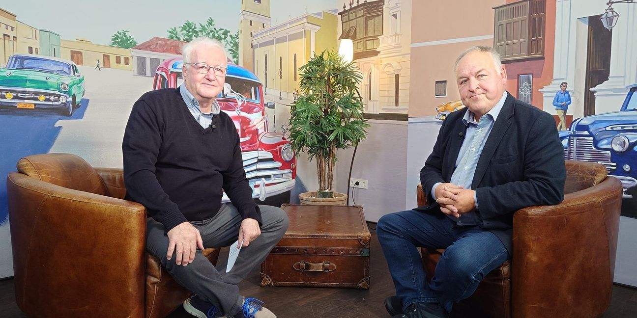 Jens Junginger (rechts), Pfarrer der Martinskirche Sindelfingen, legt großen Wert auf gesellschaftliche Diskussionen, wie im Stadtgespräch Böblingen mit Hans-Jörg Zürn erzählt.  Am 31. Oktober veranstaltet die evangelische Erwachsenenbildung ab 19 Uhr in der Martinskirche eine Podiumsdiskussion zum Thema „Krieg und Frieden“.