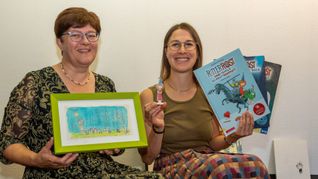 Stadtmuseums-Leiterin Illja Widmann und Kinder- und Jugendbibliothekarin Johanna Minzer (rechts) arbeiten für die erste Mitmach-Ausstellung eng zusammen. Bilder: Nüßle