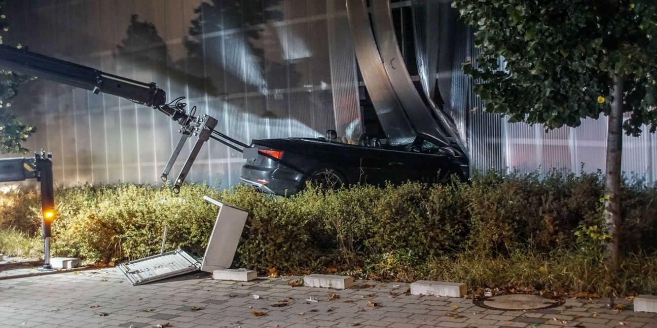 Böblingen: Auto kracht in Lagerhalle. Bild: Dettenmeyer