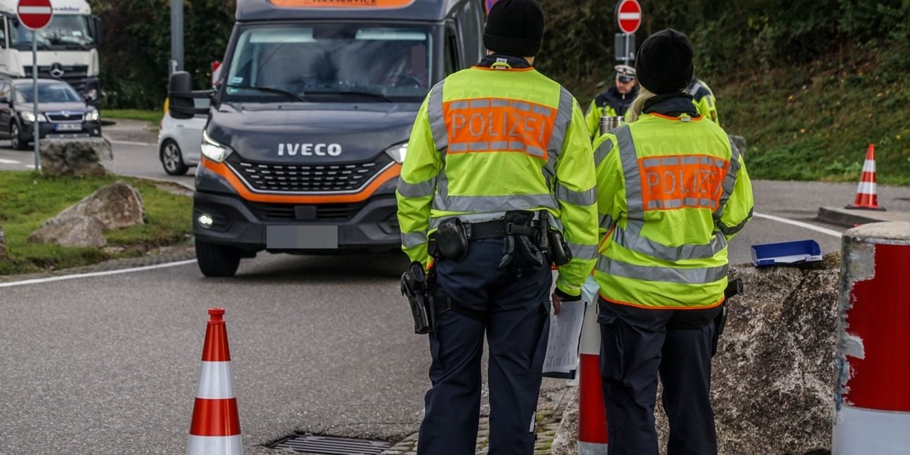 Üppige Beute bei Verkehrskontrolle beim Sindelfinger Wald - Polizeipräsidium Ludwigsburg beteiligt sich an europaweiter Kontrollaktion „Trucker Safety Week“. Bild: Dettenmeyer